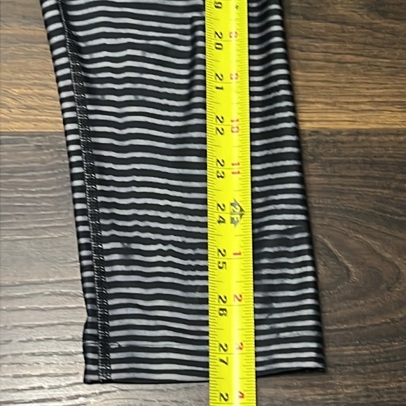 Under Armour women's black and gray sports Capri leggings size small - Picture 8 of 8